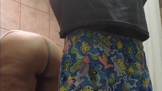 Pinkfairytale prend un coup de derrière avant de se doucher.