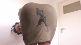Moje macecha kape z oblečení a já se na ni podívám