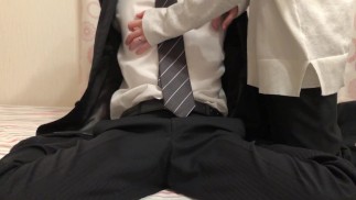 巨根スーツ男子　乳首責めで喘がされて大量射精