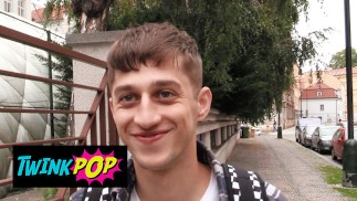 TWINKPOP - Jovem trabalhador de fast food Hooks com um Guy excitado em troca de algum dinheiro