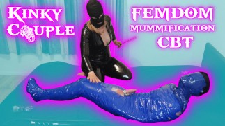 Femdom Goddess bičuje koule mumifikovaného otroka