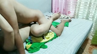 娇小的女学生在宿舍砰砰作响，萨拉普大屁股和大胸部