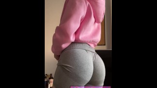 pronken met mijn bubbelkont in mijn strakke gymshort met een striptease