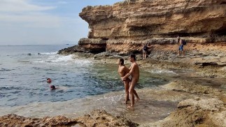 Des plongeurs nous regardent baiser sur la plage