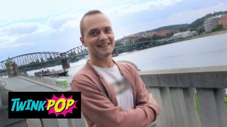TWINKPOP - Na mizině turista je ochoten udělat cokoli, aby se tento výlet stal nejlepší dovolenou vůbec