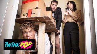 TWINKPOP - Felix Fox Deepthroats Jeho Šéf Tony D'Angelo Tvrdé Péro Předtím, Než Trhne Jeho Kalhoty