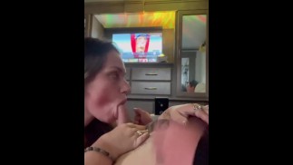 Hotwife saje off straně vole v zadní místnosti