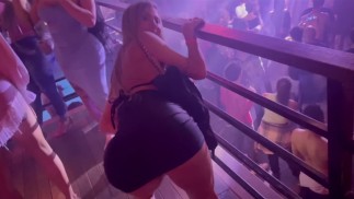 Una bionda codone si eccita in discoteca e finisce per fare del buon sesso in bagno.