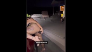 Honey V slaat haar strakke natte poesje buiten (BIJNA BETRAPT)