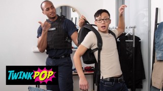 TWINKPOP - Ochranka Trent King nahrazuje Dane Jaxson anální kolík hračka s jeho velký penis