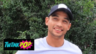 TWINKPOP - Nadržený Dude Najde Sexy Chlapa A Nabízí Mu Peníze Za Jeho Těsný A Pevný Zadek