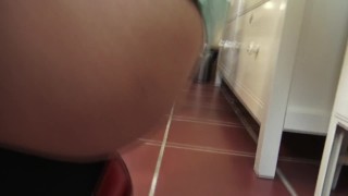 Учитель-извращенец приказывает ученикам пить ее мочу
