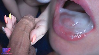 Sabbernder blowjob in Nahaufnahme von einer ausgezeichneten Studentin mit Brille