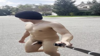 College Twink WIRD VÖLLIG NACKT AUF DER STRASSE ERWISCHT!! 😱