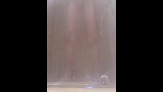 Branler mon énorme bite sous la douche
