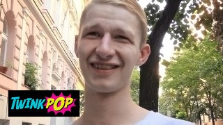 TWINKPOP - Hubený Chlap Dostane Kurva Nabídku Na Nějaké Peníze Navíc A On To Přijme Hned