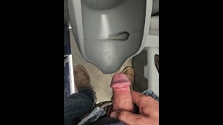 Fazendo uma pausa rápida do trabalho para mijar e bater uma