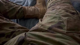 Horny US Army solider se branle dans sa caserne en uniforme complet et bottes tirant une charge chaude