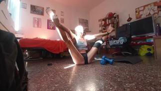 Entraînement Stoner! Longue matinée d’entraînement et fumer. Poitrine et mobilité. Enlever mon crop top en sueur.