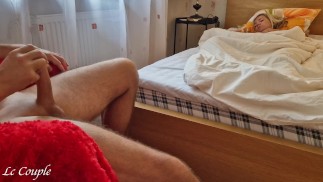 Manžel odešel do práce a jeho kamarádka začala masturbovat před její postelí