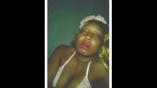 Ebony Goddess die rook in de camera blaast met rode lippen