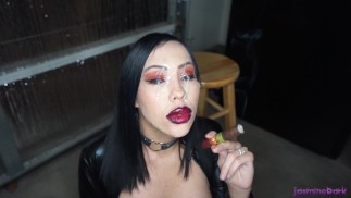 Rouge à lèvres bimbo facial en fumant