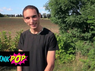 TWINKPOP - Nadržený Chlap Najde Mladého Muže V Polích a Nabídne Mu Hotovost Výměnou Za Jeho Zadek