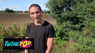 TWINKPOP - Nadržený Chlap Najde Mladého Muže V Polích A Nabídne Mu Hotovost Výměnou Za Jeho Zadek