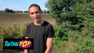 TWINKPOP - Nadržený Chlap Najde Mladého Muže V Polích A Nabídne Mu Hotovost Výměnou Za Jeho Zadek