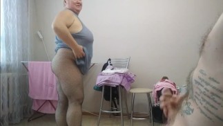 Je me masturbe devant la femme de chambre puis la baise