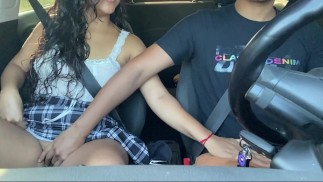Une passagère excitée monte dans Uber sans culotte et le chauffeur ne peut pas lui résister