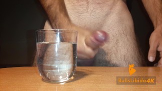 Dick batendo, se masturbando e gemendo | Gozando em um copo d’água em 4K