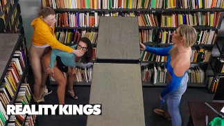 REALITY KINGS - Žhavá Knihovnice Mandy Waters Šuká Jimmyho Michaelse, Zatímco Jeho GF Čte Knihu
