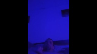 Ich berührte mich, bis sich meine Augen schlossen, und masturbierte weiter