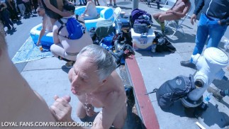 Папочка любит пить мальчишескую мочу и трахаться с ББ на публике. Ярмарка на Фолсом-стрит