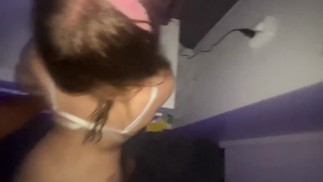 Cute Snowbunny wilde een slet zijn en per ongeluk overal Squirted - Badkamer neuken POV