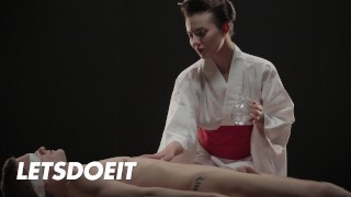 Vanessa Decker le da un masaje Hot al semental y luego lo monta bien - LETSDOEIT