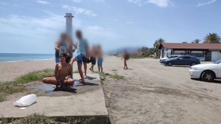 Masturbándose en la ducha en público