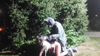 Estudiante sexy corre al gran lobo malo y se la follan!