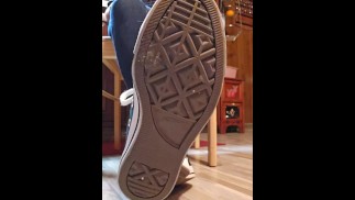 Meu converse está imundo e espero que você esteja de joelhos, língua 👅 para fora e véspera de limpeza