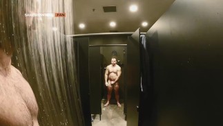 Gym Jock wichst in Duschen