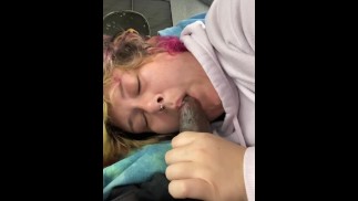 BBW slet Daphne lul zuigen in de bus! 😈♠️