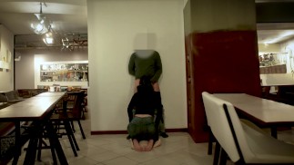 Camarera casada le chupa la polla a su jefe después del trabajo.