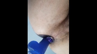 Un plug anal et un gode dans mon trou du cul ! Regarde ça !