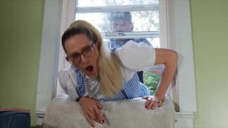 Mama mojego przyjaciela cosplayowała i utknęła w oknie, więc pieprzyłem ją w dupę