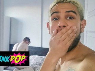 TWINKPOP - Alex Montenegro Cums Con La Polla De Su Hermanastro Thyle Knoxx En Su Culo, Luego Toma un Facial