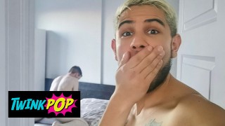 TWINKPOP - Alex Montenegro Cums S Jeho Penisem Stepbro Thyle Knoxx V Zadku, Pak Bere Obličeje