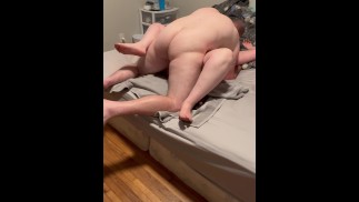 妻はディルドを大きくして、それがどれだけ良いか教えてくれます
