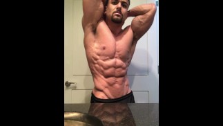 Gespierde bodybuilder Benji Bastian zijn enorme, versnipperde spieren buigen
