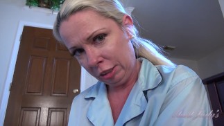 Aunt Judy's - Tu peluda milf madrastra Liz te ayuda con tu entrenamiento (POV)